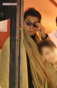 『阿修羅のごとく』打ち上げ会場に到着して、サングラスを外す本木雅弘