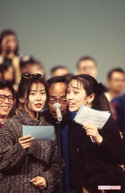 中山美穂と西田ひかるに挟まれ歌う谷村新司（'93年『紅白歌合戦』リハーサル）