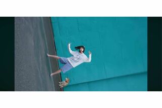 青い壁の前に立ってダブルピースをしているあのが、上半身を大きく左右に動かすのに合わせて、画面が左右に大きく揺れるという内容の『ライフカード』のCM（公式YouTubeより）