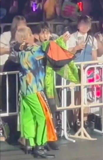 ファンのスマホで“自撮りファンサ”を行う『HiHiJets』の猪狩蒼弥（左）と『Aぇ!group』の佐野晶哉（ツイッターより）