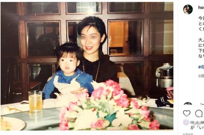 石橋の前妻Mさんと幼少の穂乃香（石橋穂乃香インスタグラムより、編集部一部加工）