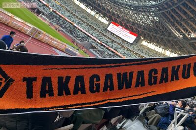 会場でグッズを販売する高校も。写真は準決勝時に販売された高川学園のタオル