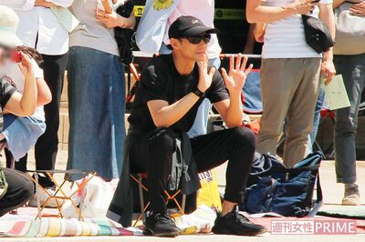 競技が見やすい最前列に陣取って愛娘に手を振る東山。すっかりパパの顔に（2017年）