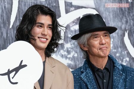 佐藤浩市と寛一郎（2023年、映画『せかいのきおく』完成披露試写会にて）
