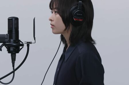 『THEFIRSTTAKE』で歌声を披露する森七菜。ヘッドホンの左右が逆になっている（YouTubeより）