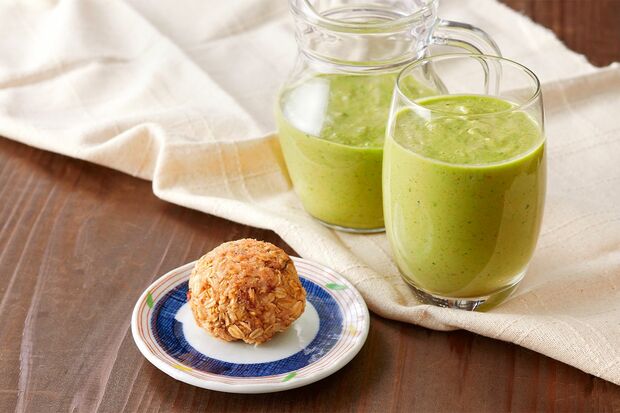 【朝】オートミールおにぎりとパーフェクトスムージー　撮影／KATOMI（STUDIOEYE）