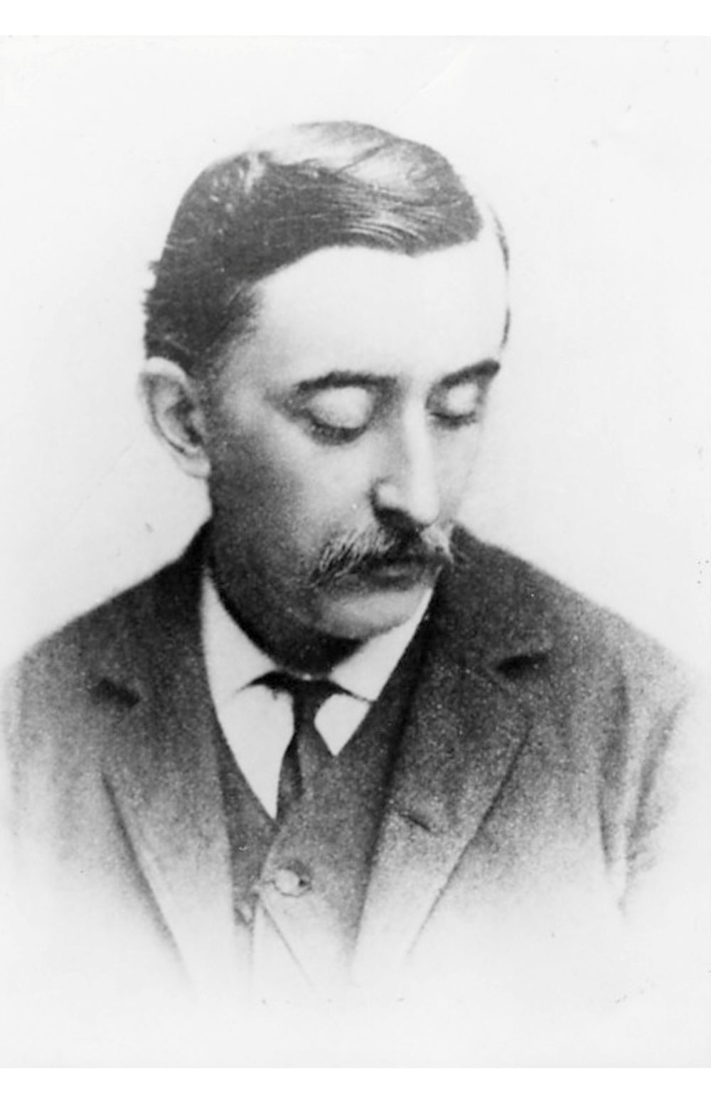 小泉八雲。左目を失明して以来、写真は顔の右側から撮らせるように