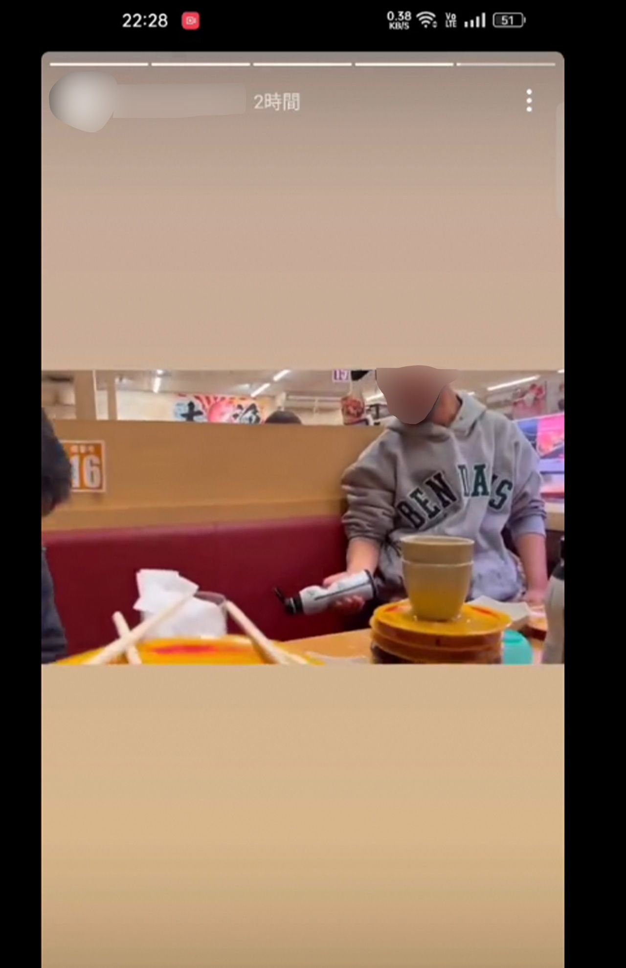 回転寿司店で醤油ボトルを手に取り、なぜか座席に掛け回しては笑っていた男性（インターネットより、一部編集部加工）