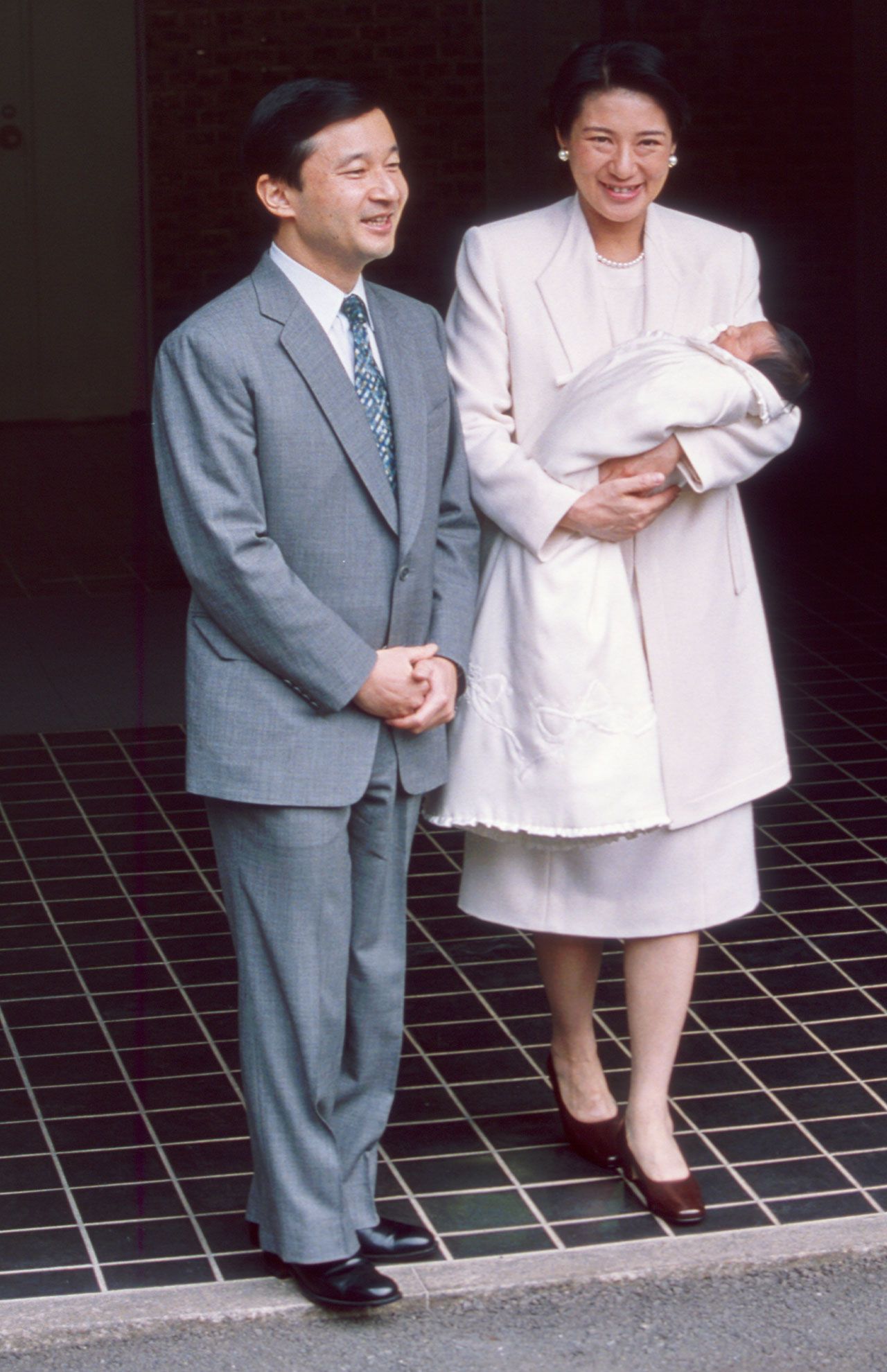 平成13年12月 雅子さまが愛子さまを出産され、宮内庁病院をご退院。初のご家族3ショット