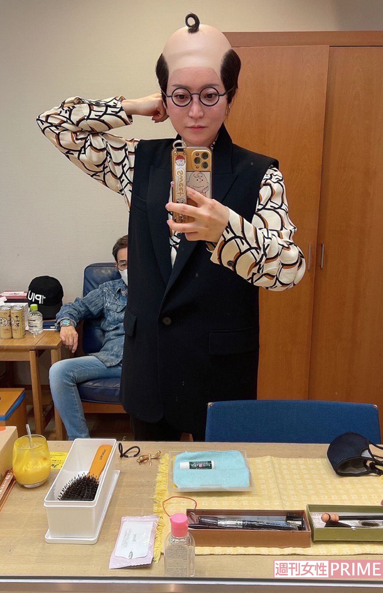 後ろで加トちゃんが見守るなか、伝説のハゲヅラを装着