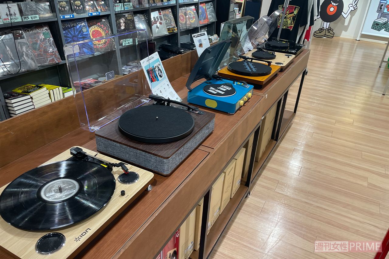 タワーレコード渋谷店ではレコードプレーヤーの売れ行きも好調だとか