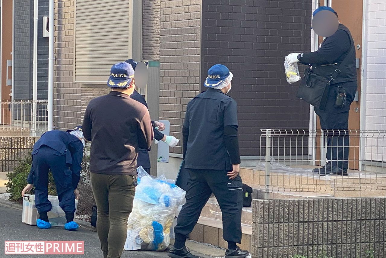 2025年3月下旬、埼玉・新座市で母親が遺体で見つかった住宅を調べる捜査員たち
