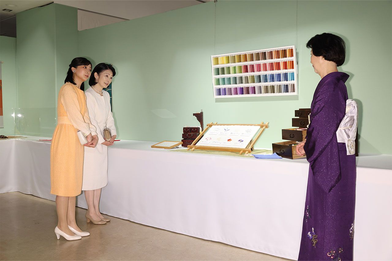 ’24年9月、次女の佳子さまと日本刺繍をご覧になった紀子さま