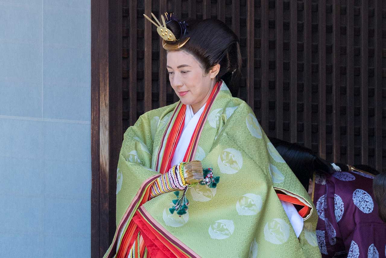 5月8日に『期日奉告の儀』に臨まれた雅子さまは『おすべらかし』の髪型と装束姿