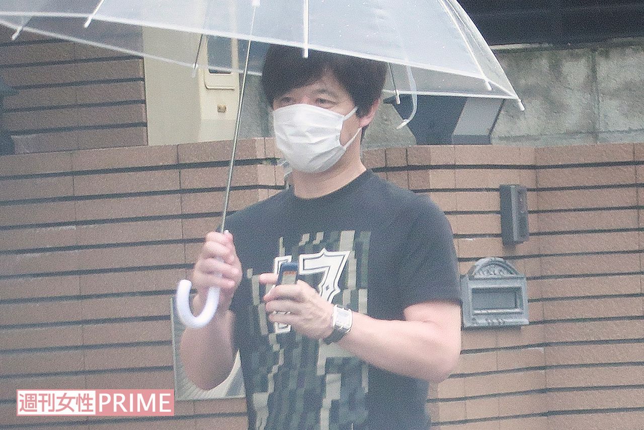 朝早くから長女をバス停まで送る内村。送り終わった道中で近隣のゴミ拾いも行っていた（'17年）