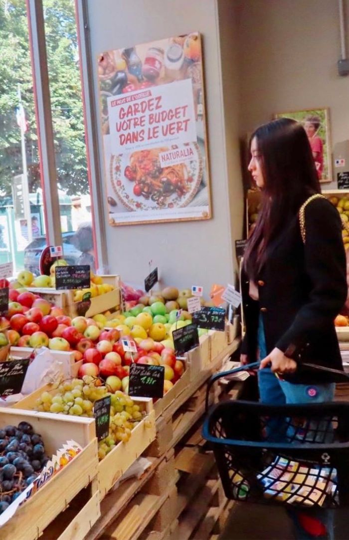 10月、「海外では現地のフルーツを買う」というこだわりを明らかにした (Koki,公式インスタグラムより)