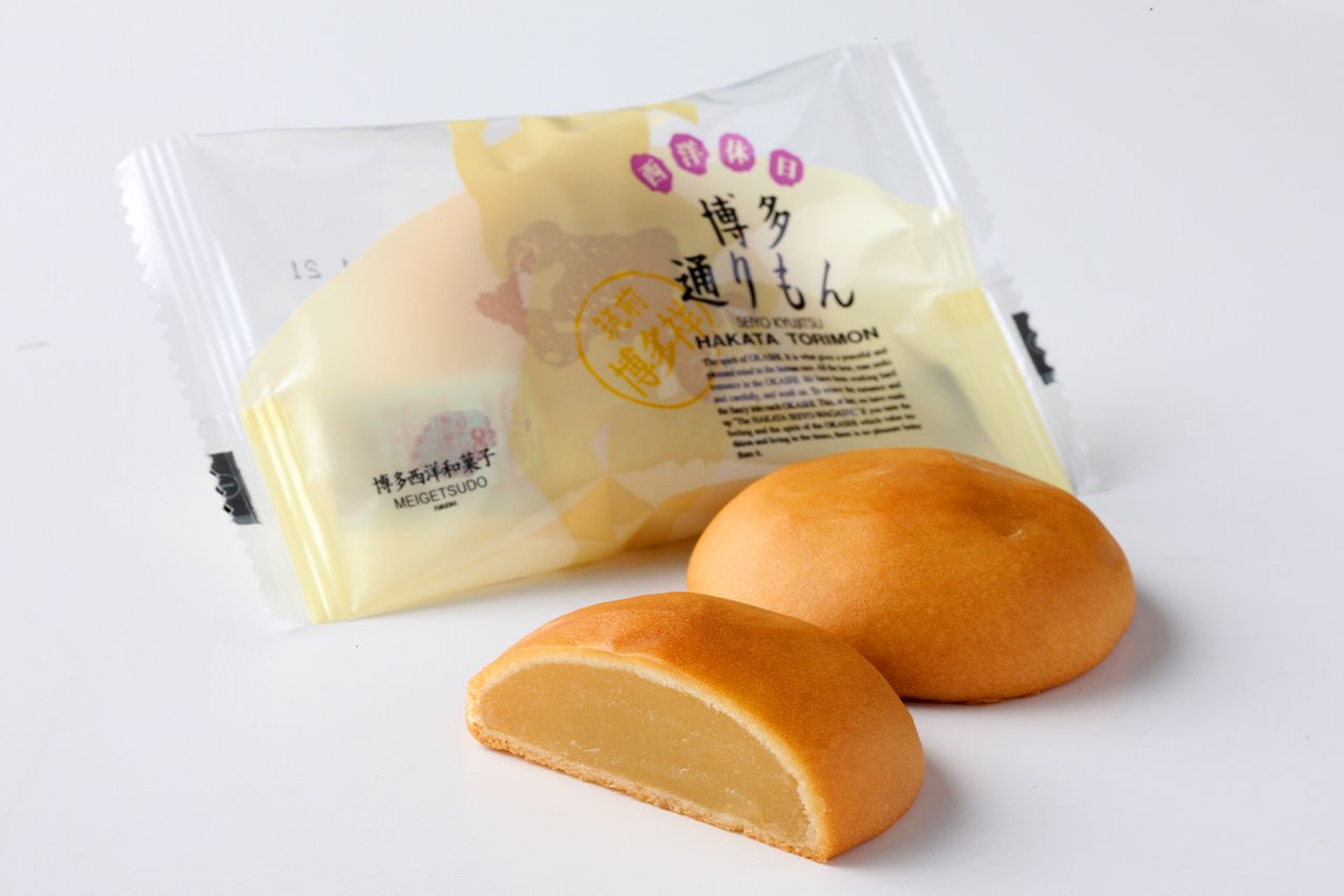 社員一丸となって試行錯誤して誕生した『博多通りもん』も発売から30年。年間6300万個を製造し、生産が追いつかないほど人気。8個入り1240円など