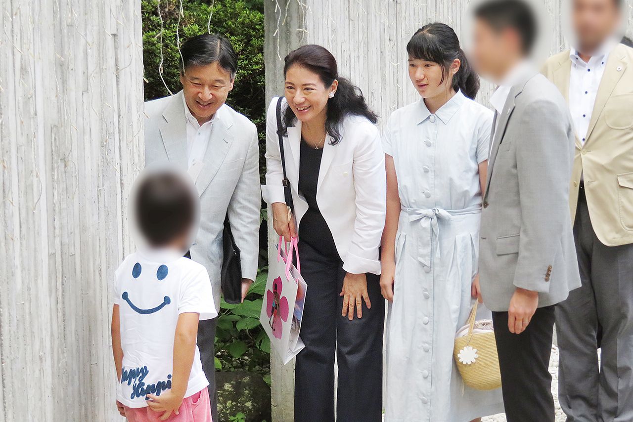 1時間半ほど滞在した『藤城清治美術館』を出る際に居合わせた小学生の男の子とお話しされて（8月24日）