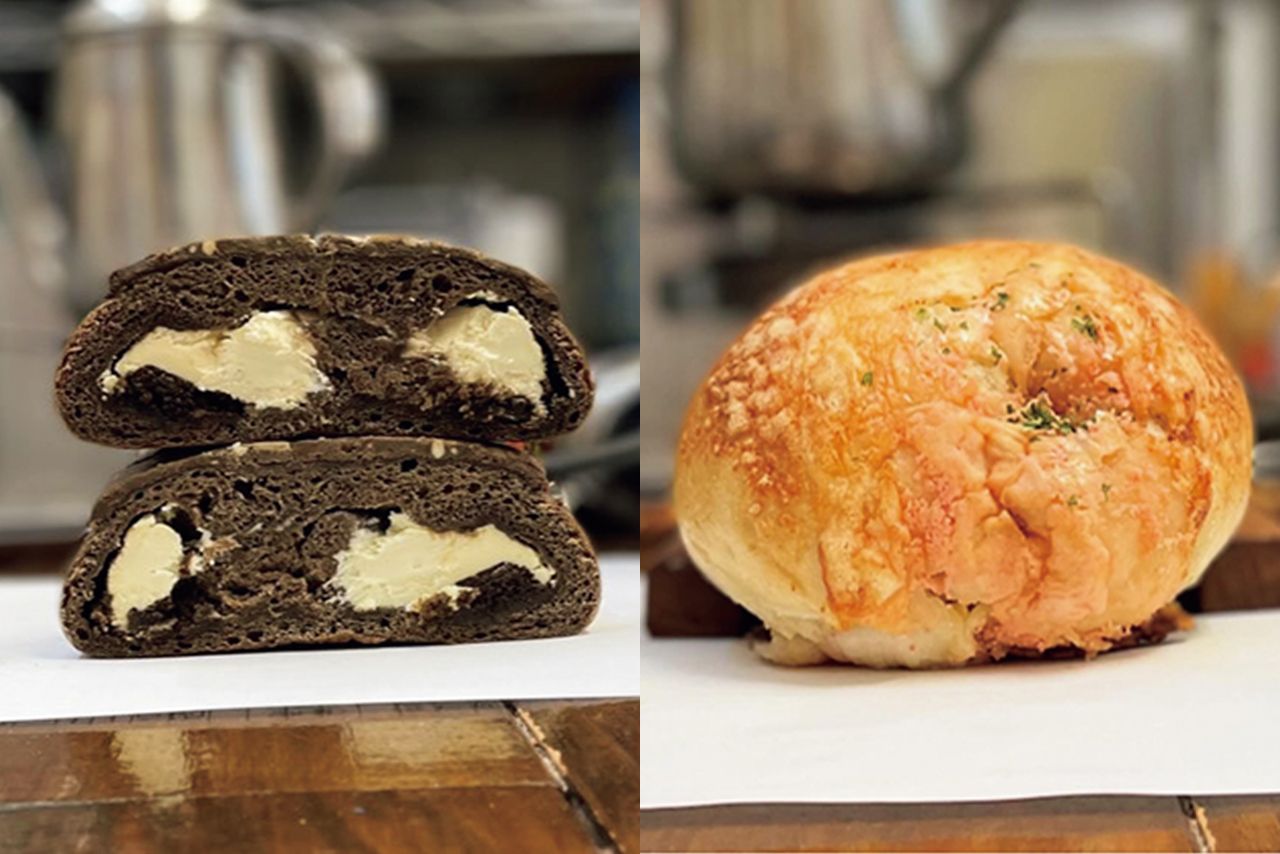 定番「ほうじ茶キャラメルラテ」ベーグル（左）800円と「明太チーズ餅」ベーグル（右）692円