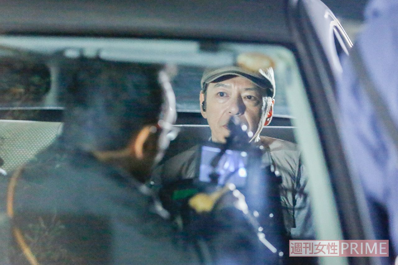 この日の『ドロ刑』のロケは東京のスタジオで。板尾は午後3時入りだったが、家路についたのは日付がかわって深夜の2時。疲れた様子も見せず、記者をねぎらってくれた。撮影／森田晃博