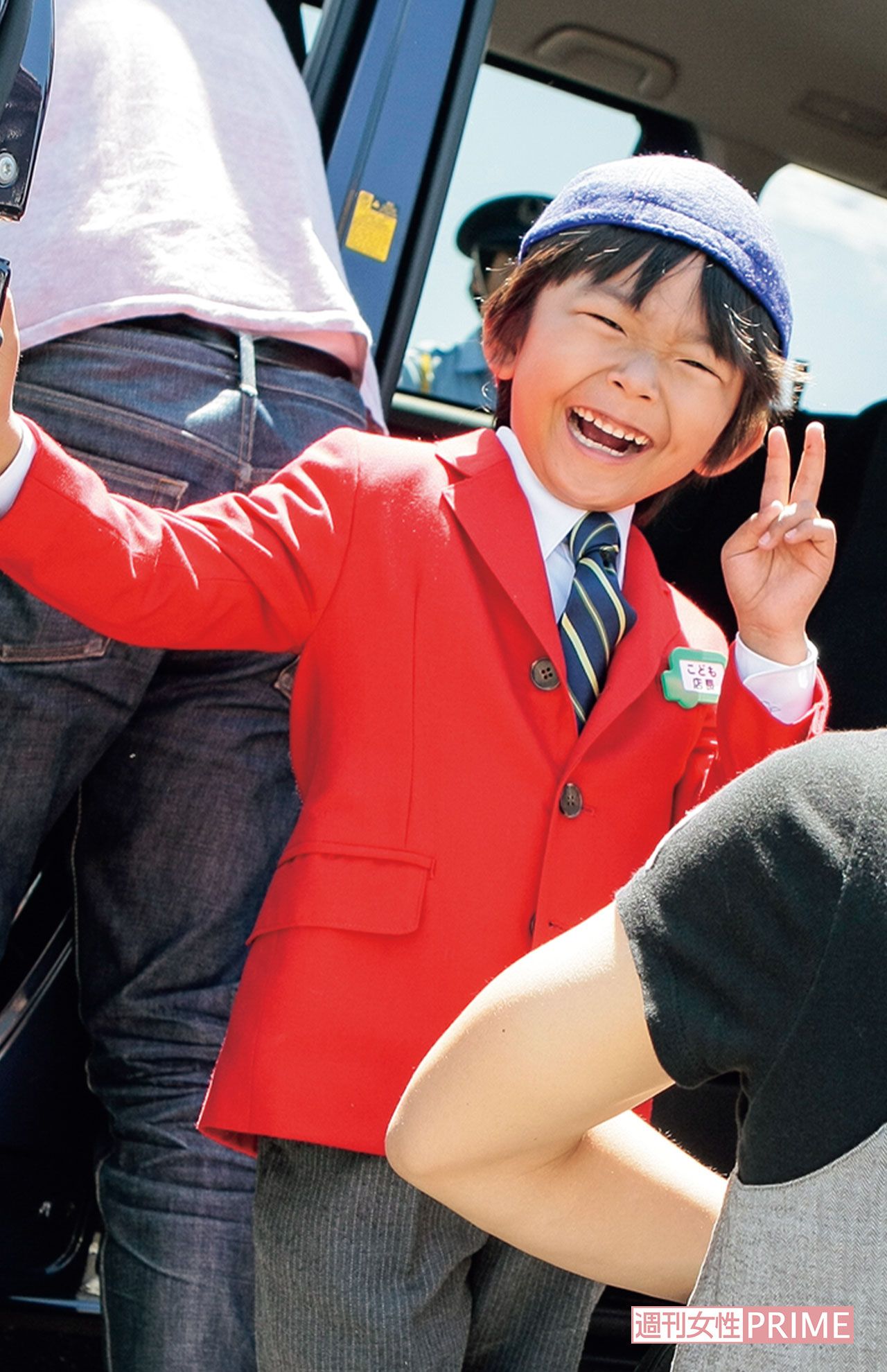 8歳になり赤いジャケットが印象的なトヨタの新作cmロケ現場に密着。Vサインのご機嫌ショット（'09年）