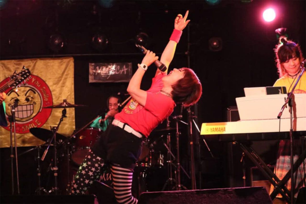 歌うがんサバイバー・小島弘美さん（画像提供／小島さん）