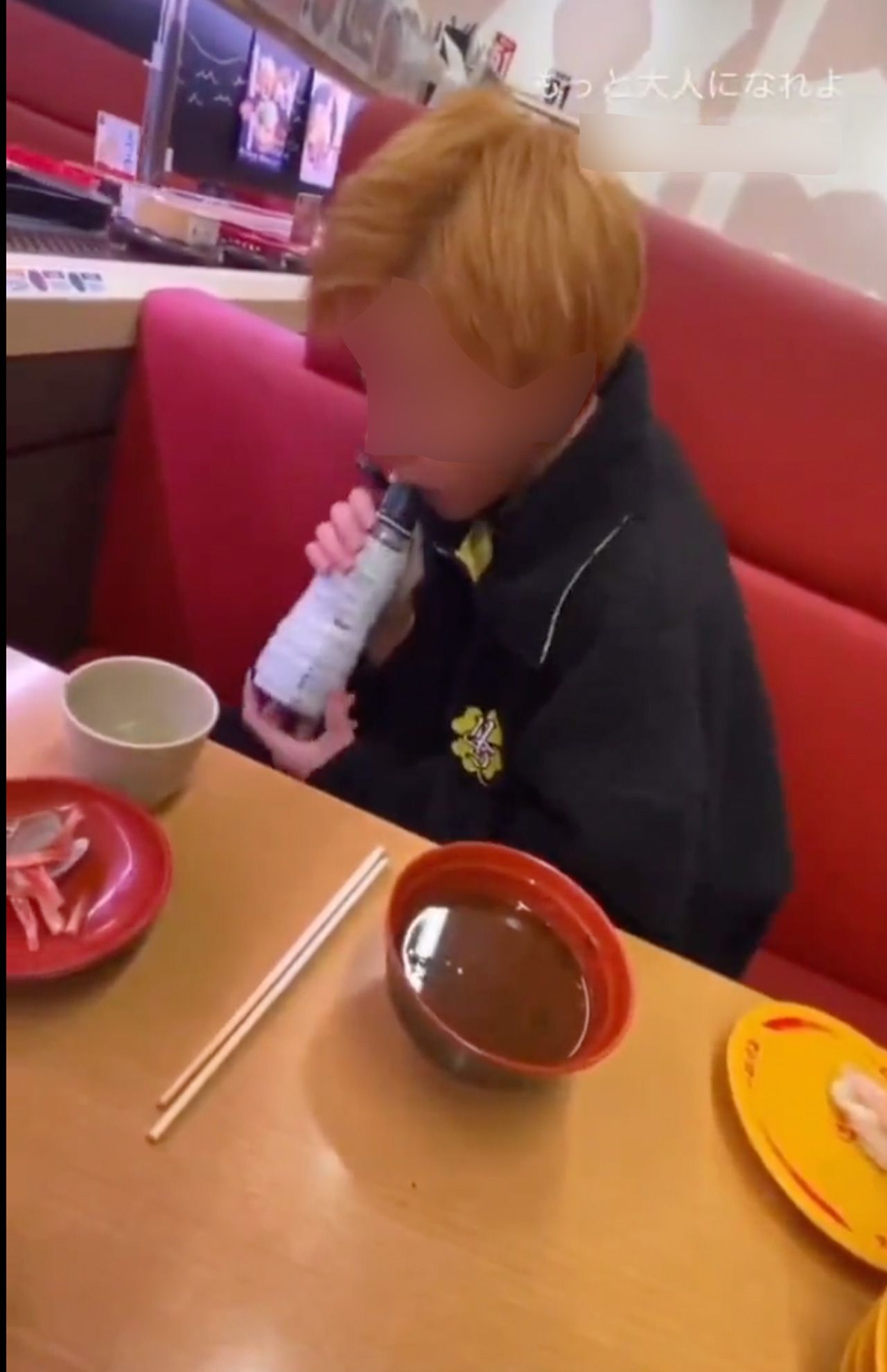 『スシロー』と思われる店内で、備え付けの醤油差しを舐める男性（滝沢ガレソ氏ツイッターより）