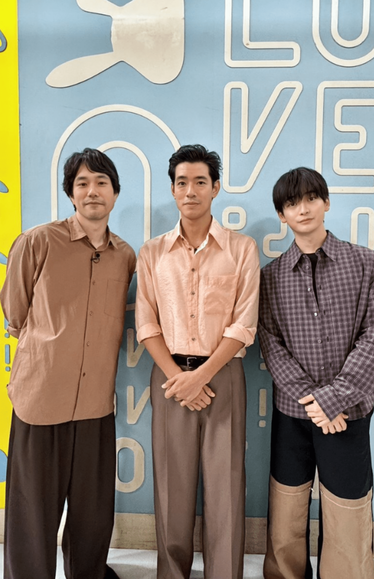 『Tシャツが乾くまで』初回放送前、ラヴィット出演後の松山ケンイチ、中島歩、高橋文哉（公式Xより）