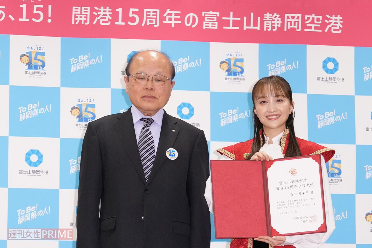 2024年3月31日、「富士山静岡空港開港15周年PR大使」に任命された百田夏菜子（左は出野勉副知事）