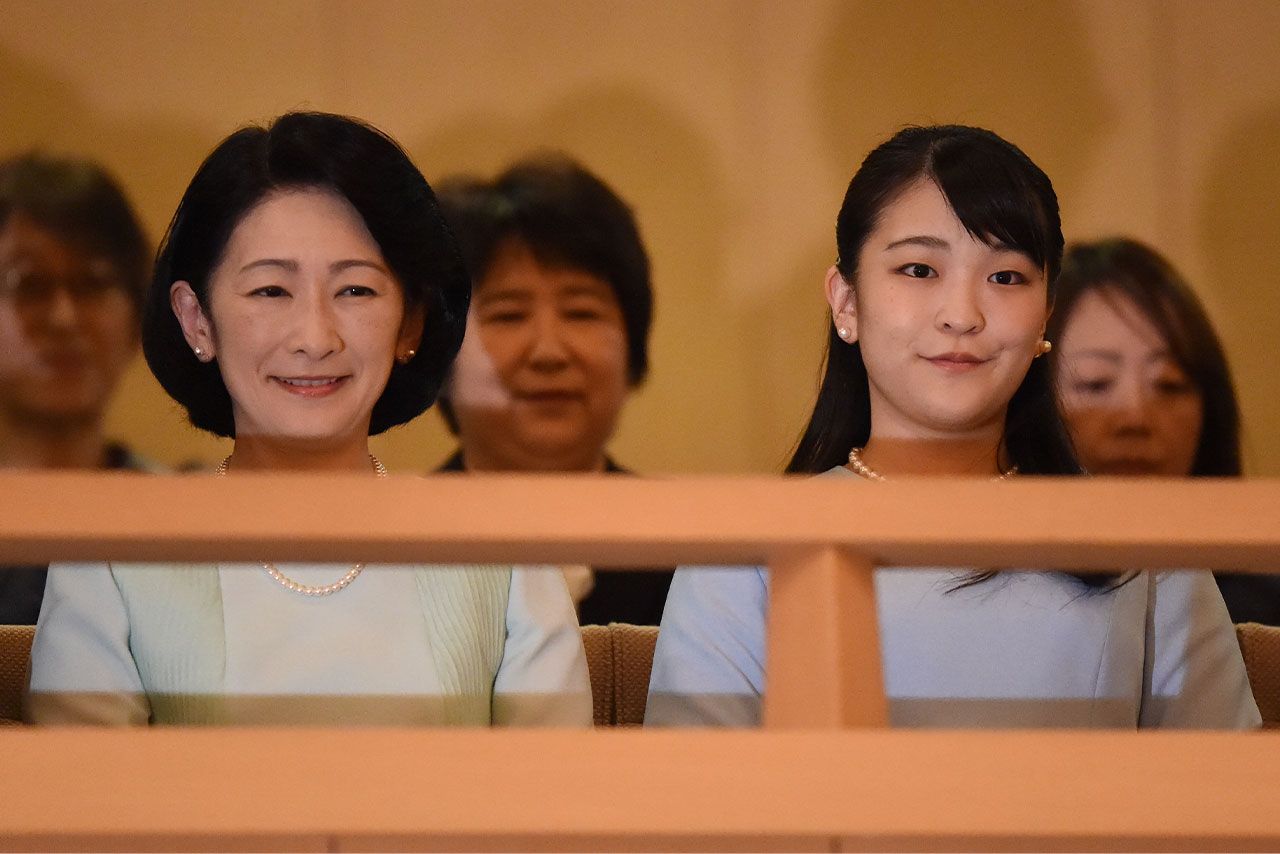 '19年6月、琉球舞踊の公演を鑑賞された紀子さまと眞子さん。当時は母娘公務の多さに注目が集まっていた