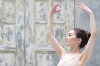 バレエ教室の女性講師が成人向け動画出演が理由で「クビになった」投稿、職業差別と物議も「現場ではお姫様…