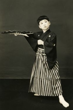 日本舞踊、三味線、ピアノ、長唄、小唄を習っていた小学生時代。エンターテイナーとしての素地はすでに育まれていた