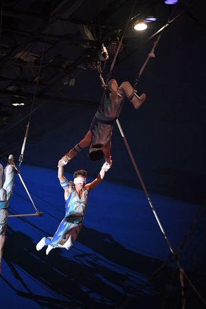 目隠しをして、命綱なしの危険な空中ブランコに挑む。会場中が息をのむ瞬間　撮影／渡邉智裕