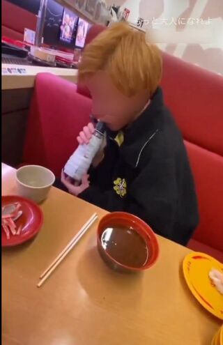 『スシロー』と思われる店内で、備え付けの醤油差しを舐める男性（滝沢ガレソ氏ツイッターより）