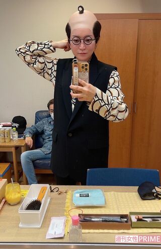 後ろで加トちゃんが見守るなか、伝説のハゲヅラを装着