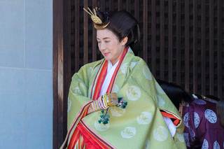 5月8日に『期日奉告の儀』に臨まれた雅子さまは『おすべらかし』の髪型と装束姿