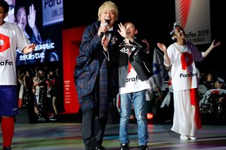 グランドフィナーレではパラスポーツ応援ソング『雨あがりのステップ』を熱唱。全盲の中学生ドラマー・酒井響希くんと　提供：日本財団パラリンピックサポートセンター