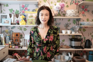 「料理する服装じゃない」胸元を大胆に開き目のやり場に困る長谷川京子（公式YouTubeより）