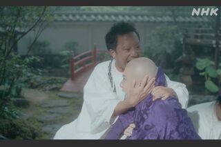 2022年のNHK大河ドラマ『鎌倉殿の13人』で後鳥羽上皇を演じ、最終話では文覚役の市川猿之助に頭をかじられた尾上松也（『鎌倉殿の13人』最終話より）