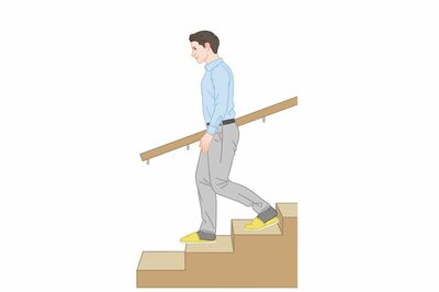 自宅で「逆トレ」にチャレンジ！上がるのではなく、ゆっくり下がる“階段下り”（イラスト／内山弘隆）