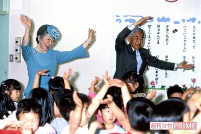 平成13年5月、東京の『大井倉田保育園』では園児だたちと一緒にお遊戯に参加される上皇ご夫妻