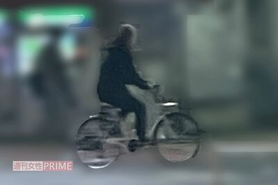 自転車で帰路につく平成ノブシコブシの・徳井健太