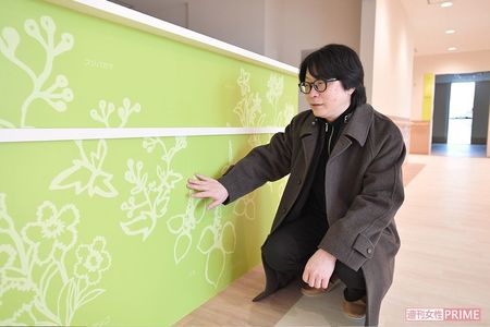 信頼できるパートナーのひとり、株式会社アール・アイ・エー大阪支社の平林雅博さんに任された児玉病院内のサインデザインの前で