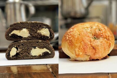 定番「ほうじ茶キャラメルラテ」ベーグル（左）800円と「明太チーズ餅」ベーグル（右）692円