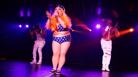 ダンサーを従えて、派手な衣装でステージ狭しとばかりに熱演　(C)KEIICHINITTASTUDIO