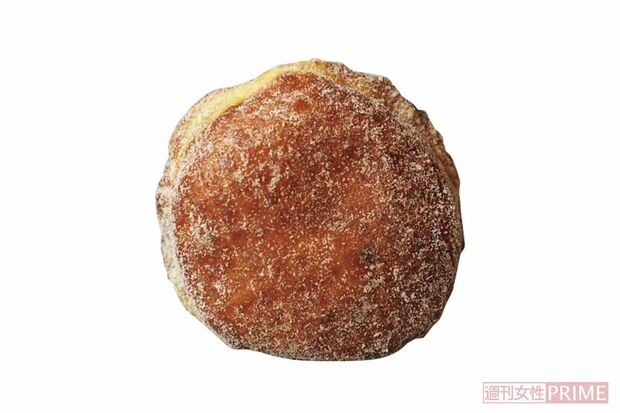 『I’mdonut?』/I’mdonut?　238円　7～8cm
　福岡のベーカリー「アマムダコタン」が手がけたドーナツ専門店「I’m donut?」看板商品の『I’m donut?』は、名前のとおり「これってドーナツ?」と言いたくなるやわらかさ。

　その新食感から、“生ドーナツ”という新ジャンルで呼ばれ、連日行列ができるほどに。「口に入れた瞬間シュワ～っと溶けるような口どけの良さ。本当にびっくりしました！」（溝呂木さん）

水分量の多い生地にローストしたかぼちゃを練り込み、長時間低温でじっくり発酵。高温でさっと揚げてとろけるような食感に。

「I’m donut？」 中目黒店●東京都目黒区上目黒1-22-10　無休　Instagram：@i.m.donut
