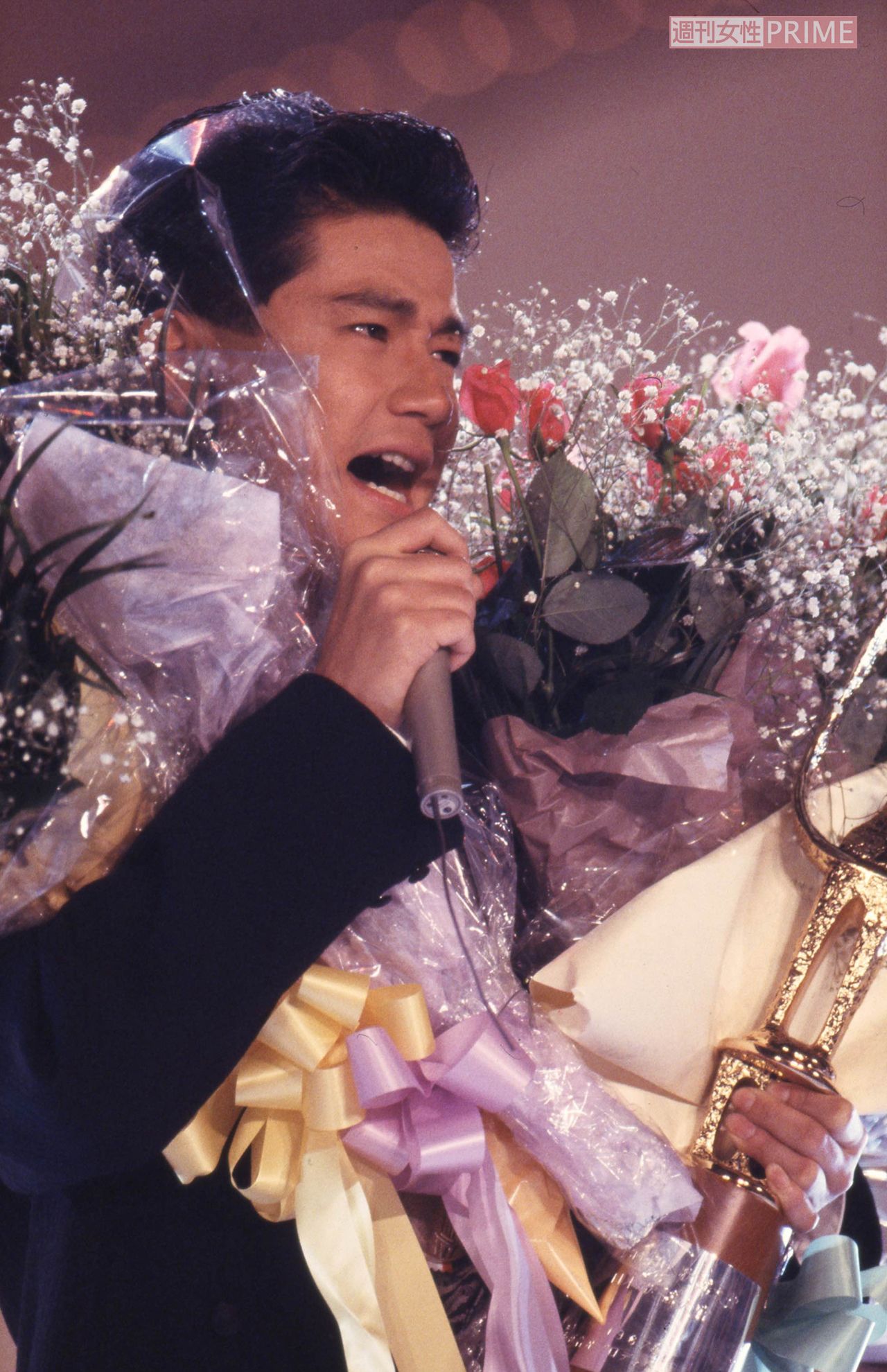 第18回『日本歌謡大賞』で大賞を受賞した近藤真彦、花束抱え男泣き！（1987年）