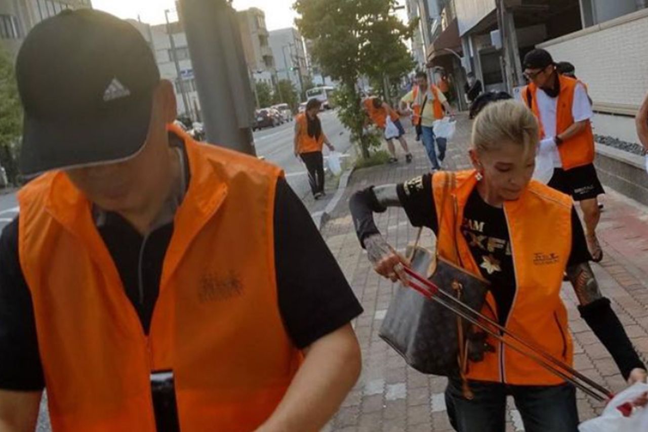 五仁會の仲間たちと町の清掃をしているところ　写真提供／西村まこさん