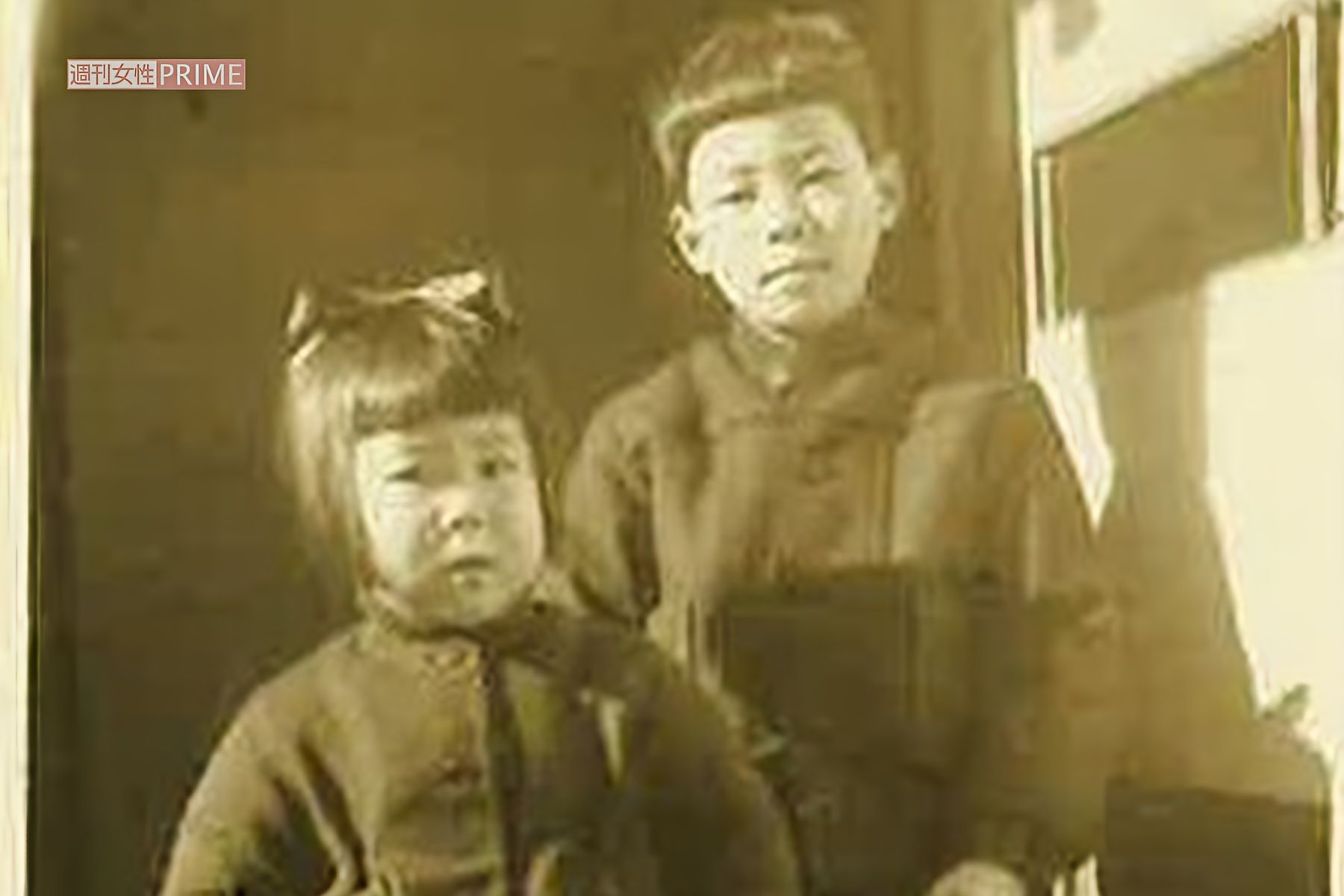 兄との幼少期の桐野夏生さんの写真（本人提供）