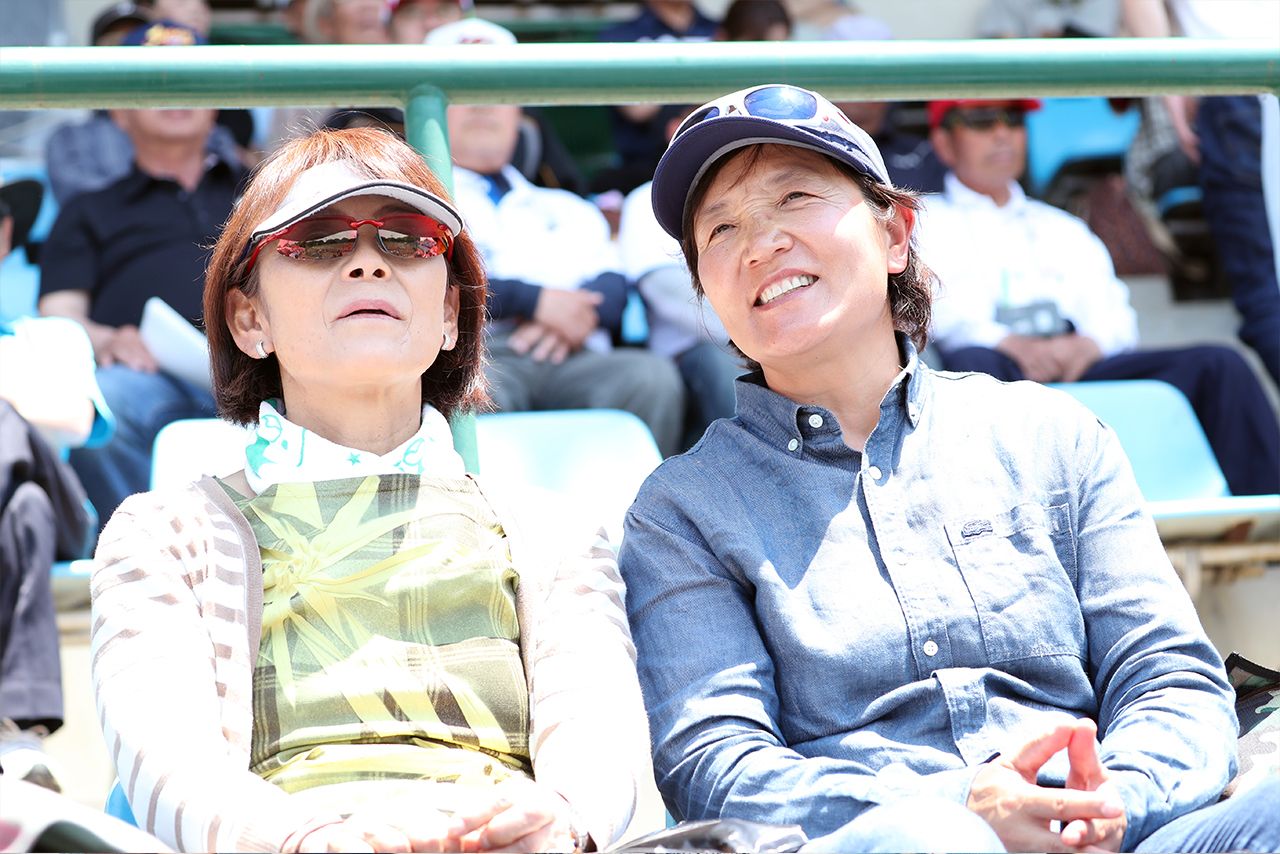 5月20日の日本リーグを視察する麗華監督と妙子さん。3年後の東京五輪に向けての選手発掘は着々と進んでいる　撮影／吉岡竜紀